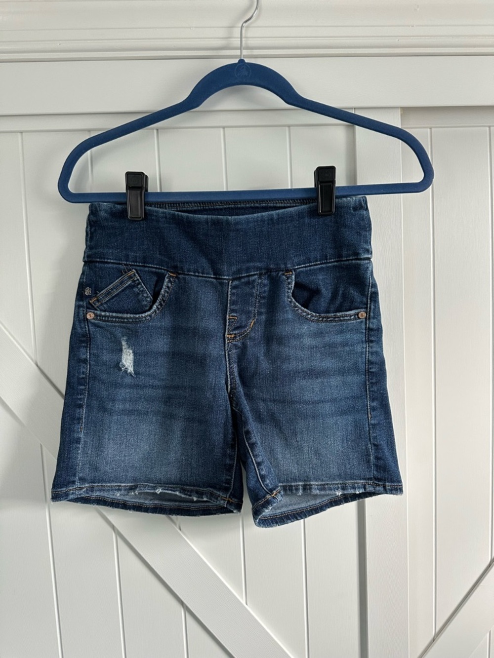 Rock & Republic Fever Pull-On Slimming Denim Shorts Size 4 Stretch Medium Wash